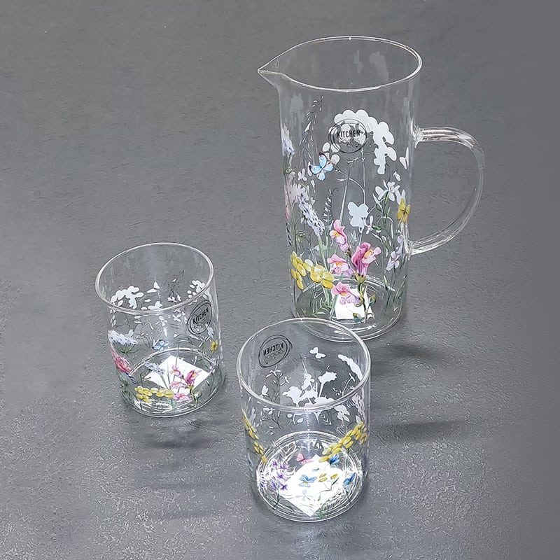 Drinkglas in glas met bloemdeco