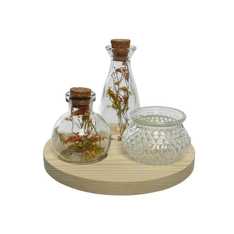 Vaasjes (glas) op houten bord