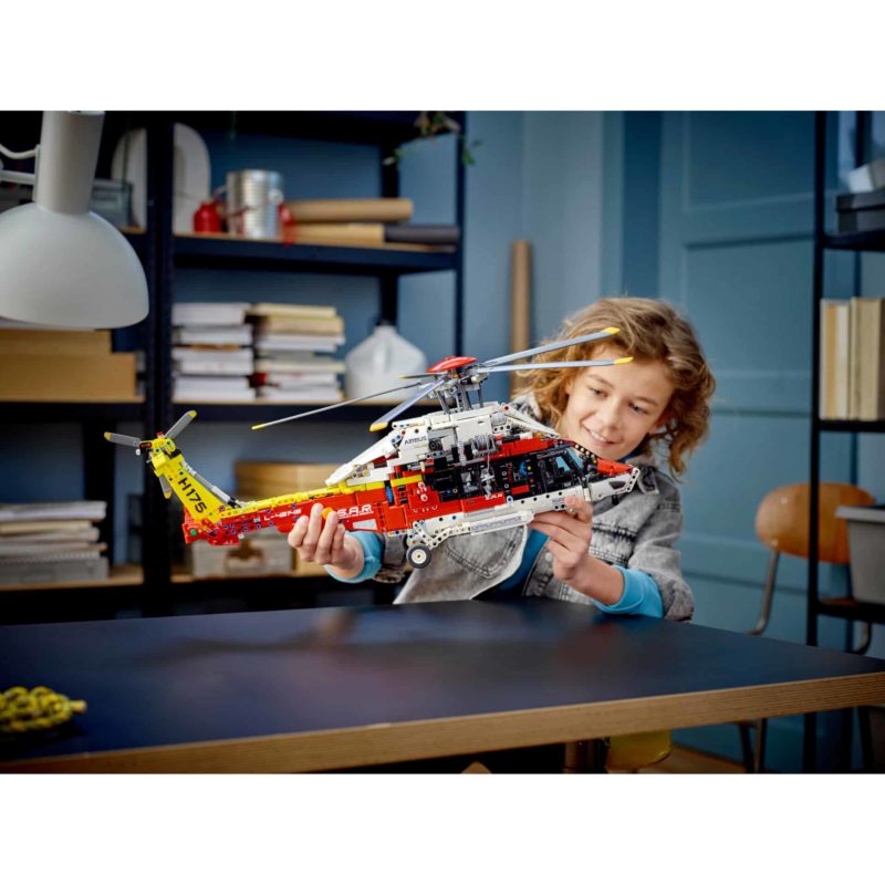 Lego Technic Airbus H175 Reddingshelikopter - Afbeelding 4
