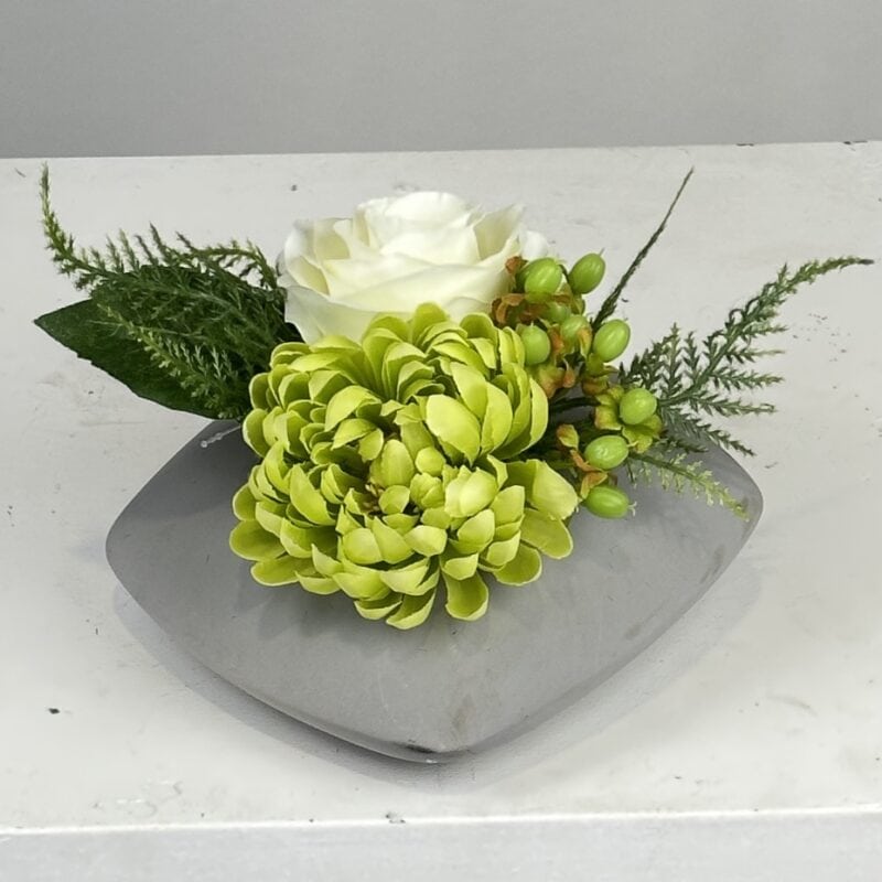 Bloemstuk roos/chrysant l18xb18xh12cm
