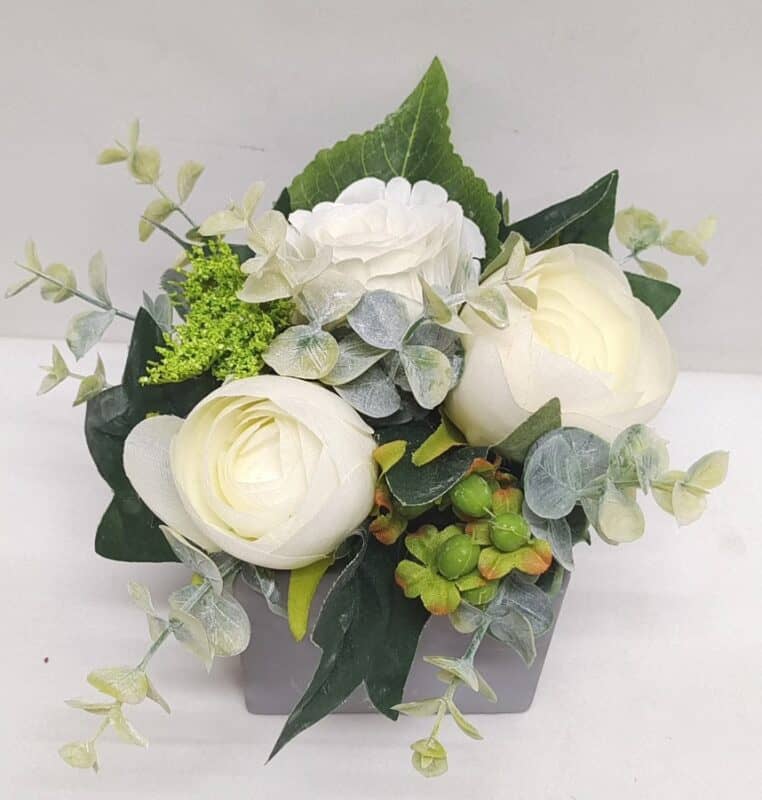 Bloemstuk ranonkel/roos wit 15cm