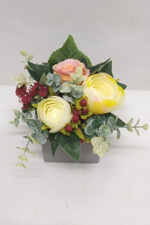 Bloemstuk ranonkel/roos zalm/geel 15cm