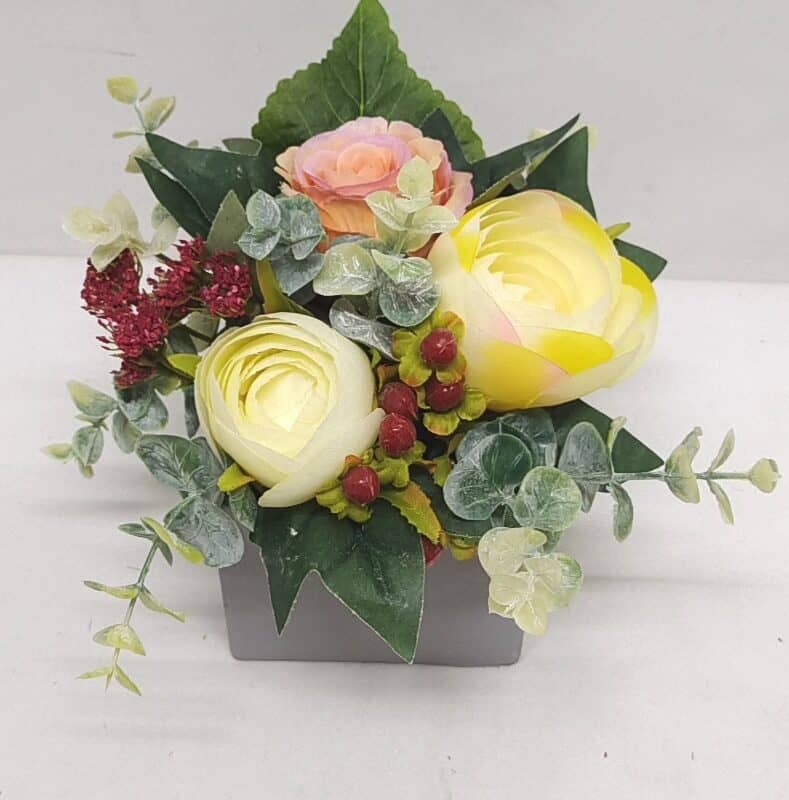 Bloemstuk ranonkel/roos zalm/geel 15cm