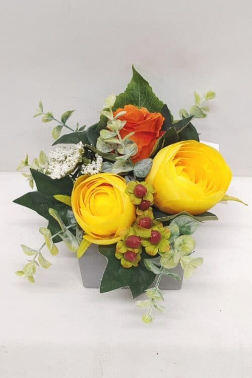 Bloemstuk ranonkel/roos geel/oranje 15cm