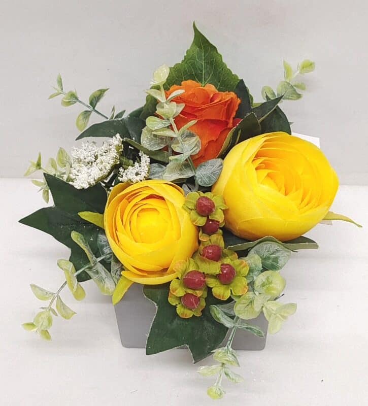 Bloemstuk ranonkel/roos geel/oranje 15cm