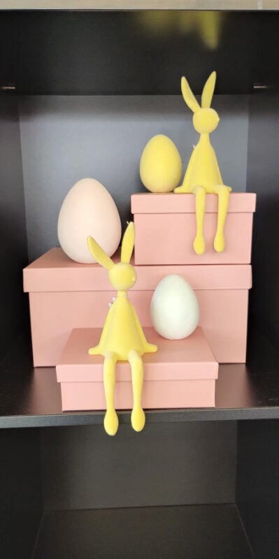 Zittend konijn flocked 12x12x37cm geel
