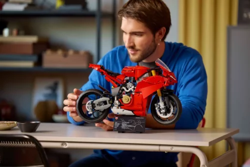 Lego Technic Ducati Panigale V4 S motor