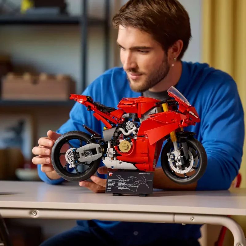Lego Technic Ducati Panigale V4 S motor